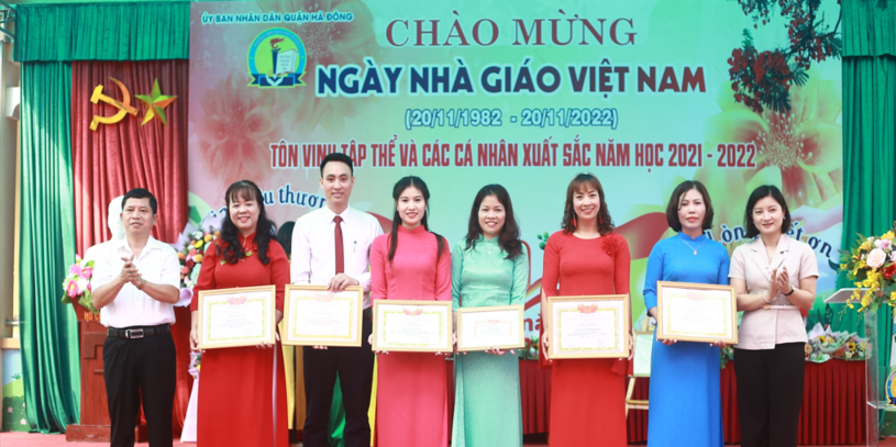 trao thưởng cá nhân xuất sắc